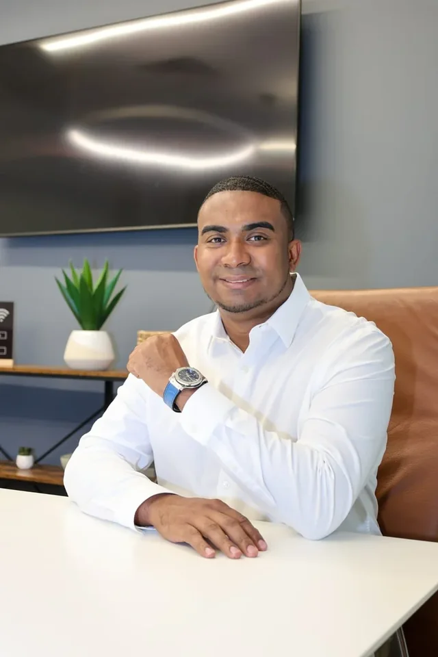 Daniel Santa, fundador de Financore, en su oficina